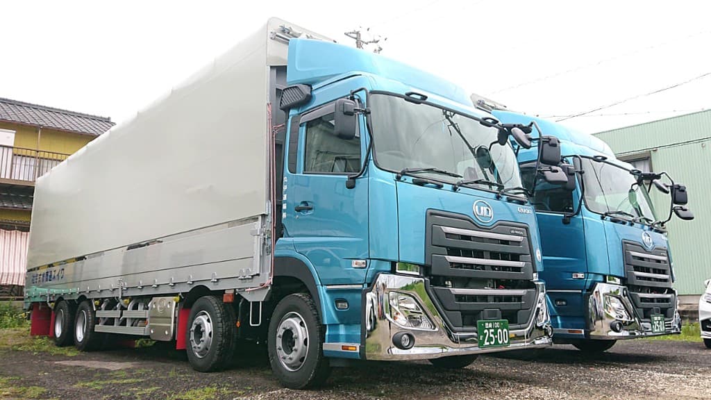 岡崎営業所に並ぶ大型ウイング車